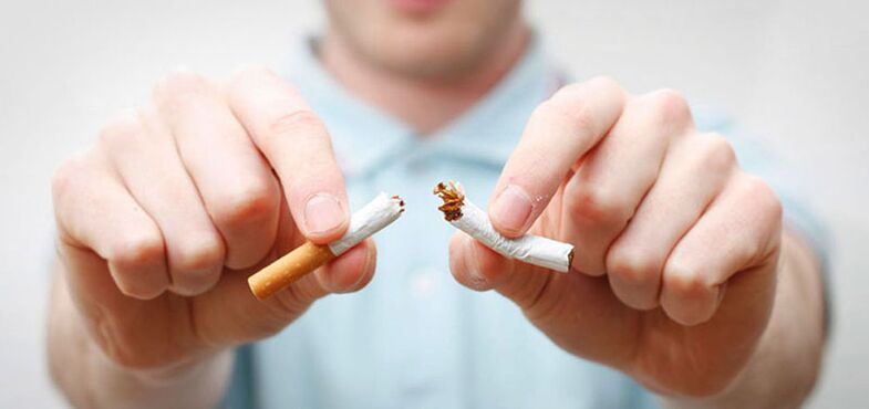 Colocado en medio cigarro