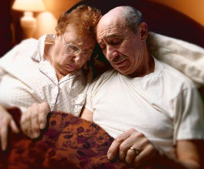 Par de anciáns na cama