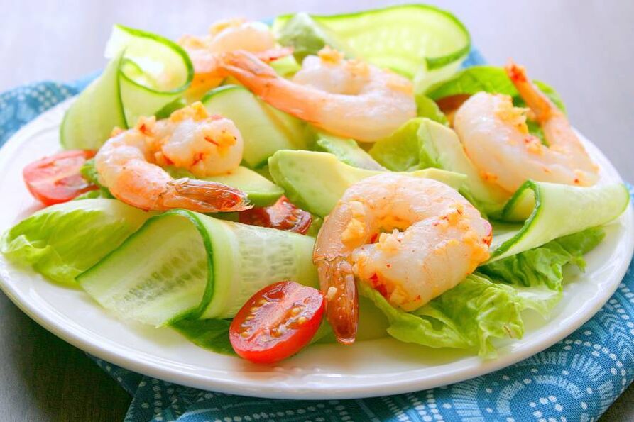 ensalada con camaróns para aumentar a potencia