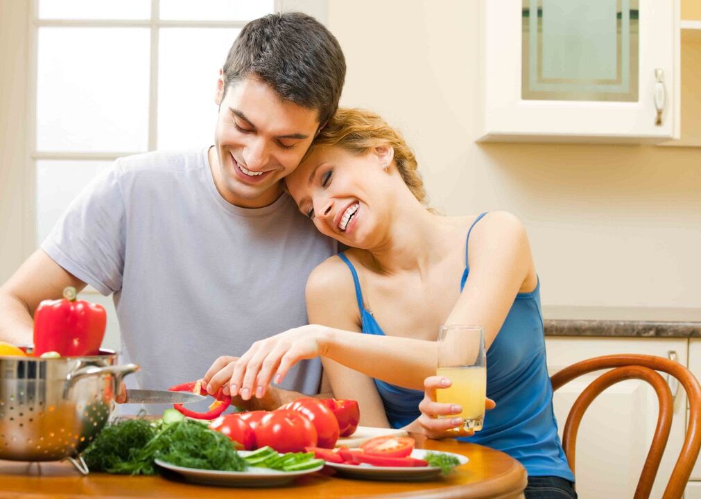 parella preparando verduras para aumentar a potencia masculina