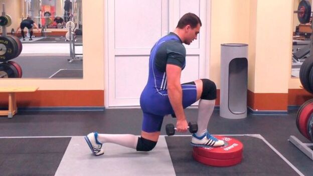 Exercicio Lunges con pesas, aumentando a potencia masculina